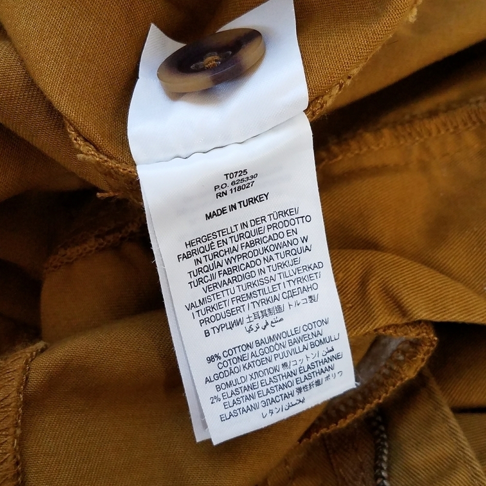 Boden Abingdon Shorts in Frankincense - Picture 9 of 9